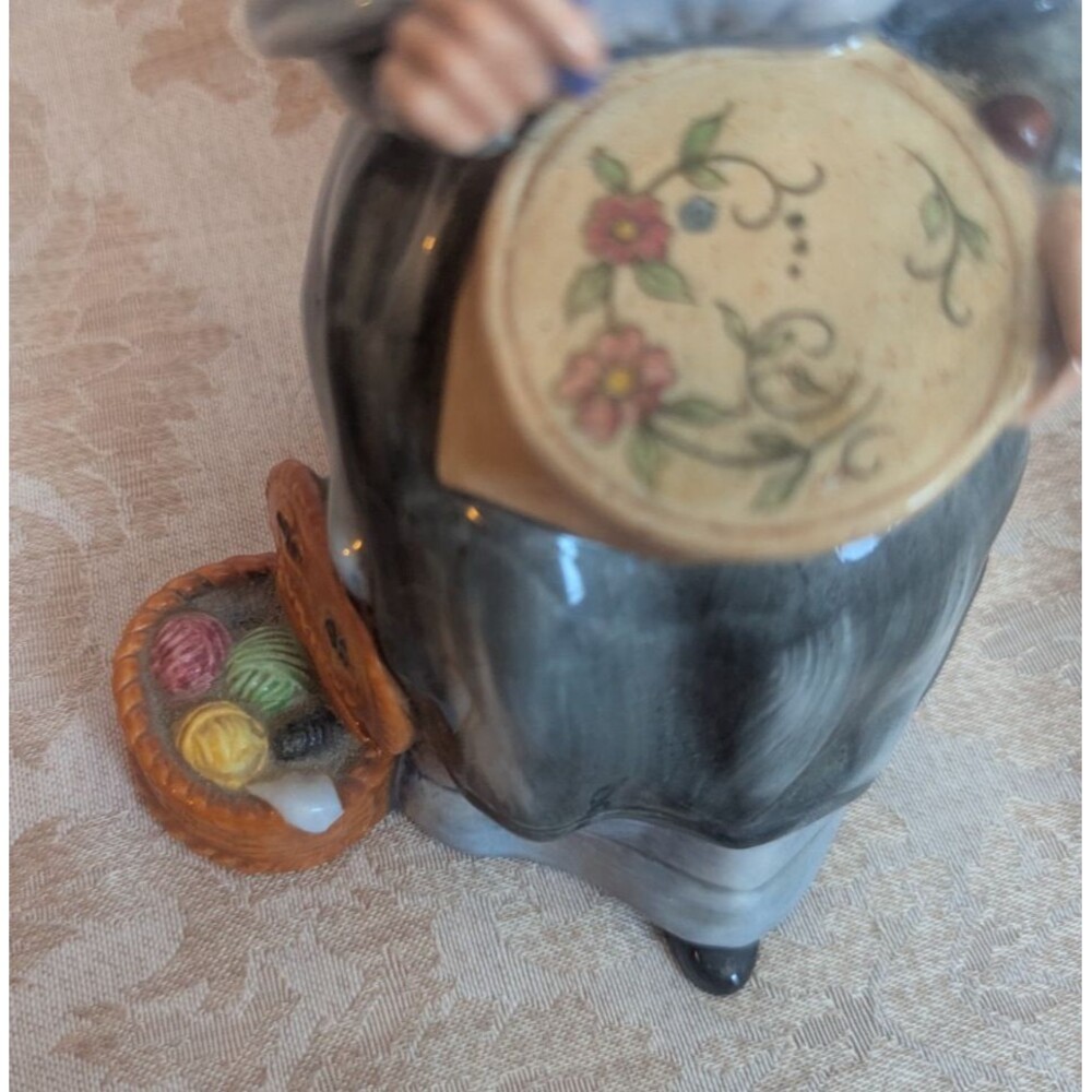 Vintage 1979 Royal Doulton Porcelain Grandma 7.5' Figurine Embroidering HN2855 - Picture 5 of 9